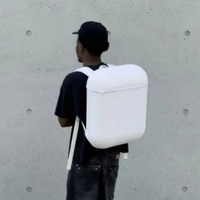 애플의 무선 이어폰 '에어팟'을 닮은 가방이 온라인상에서 화제를 모으고 있다. /사진=뉴시스(브레이비스트 스튜디오 캡처)