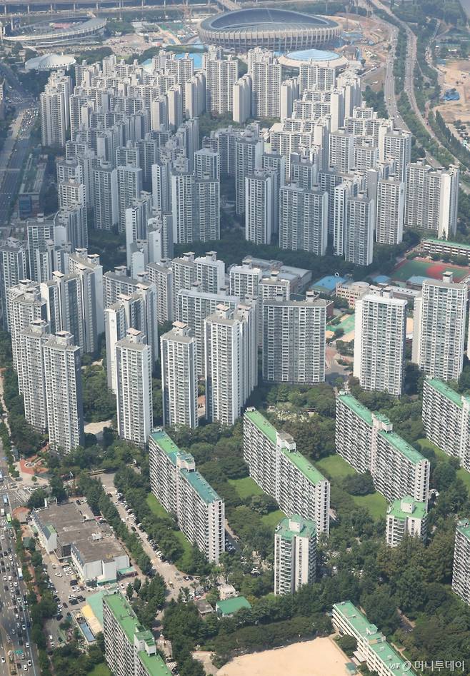 [서울=뉴시스] 김진아 기자 =  6·27 대출 규제 여파로 아파트 전세의 월세화가 빨라질 거라는 전망이 나오는 가운데, 서울 아파트 월세 수요가 3년 8개월 만에 가장 높은 수준을 기록했다.   27일 한국부동산원에 따르면 지난달 서울 아파트 월세수급지수는 103.2로 2021년 10월(110.6) 이후 가장 높은 수치를 나타냈다. 월세수급지수가 100을 넘는다는 것은 수요가 공급보다 강하다는 의미다. 사진은 28일 서울 시내 아파트. 2025.07.28. bluesoda@newsis.com /사진=김진아