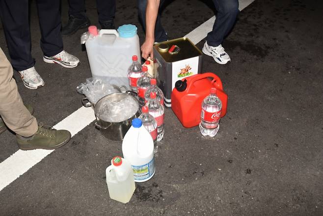 지난 21일 인천 송도국제도시 아파트에서 사제총기로 아들을 쏴 살해한 A씨의 서울 도봉구 쌍문동 아파트에서 발견된 시너와 페트병 등 사제 폭발물들. /사진=뉴스1(서울소방재난본부 제공)