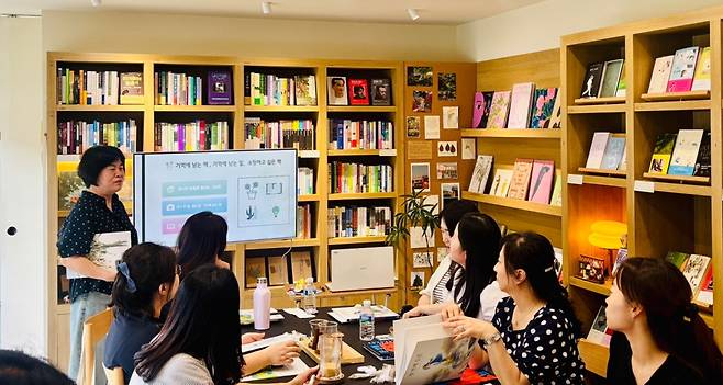 지역 서점에서 열린 전남교육청 그림책 테라피(마음치유) 연수./사진제공=전남교육청