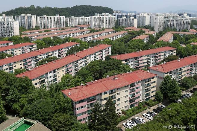 (서울=뉴스1) 민경석 기자 = 목동과 여의도 등 서울 주요 재건축 단지를 중심으로 아파트값이 들썩이고 있다.   시장에서는 이 같은 움직임이 이재명 대통령의 정비사업 관련 공약에 따른 기대심리로 보고 있다.   사진은 9일 서울 양천구 목동 아파트 단지 모습. 2025.6.9/뉴스1  Copyright (C) 뉴스1. All rights reserved. 무단 전재 및 재배포,  AI학습 이용 금지. /사진=(서울=뉴스1) 민경석 기자
