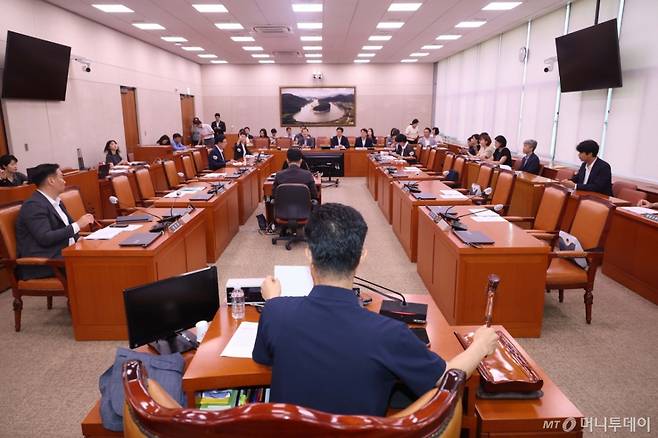 [서울=뉴시스] 조성봉 기자 = 이원택 국회 농해수위 농림축산식품법안심사소위 위원장이 29일 오전 서울 여의도 국회에서 열린 농림축산식품해양수산위원회 농림축산식품법안심사소위원회에서 의사봉을 두드리고 있다. 2025.07.29. suncho21@newsis.com /사진=조성봉