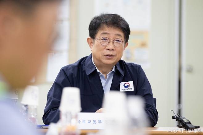 (서울=뉴스1) = 박상우 국토교통부 장관이 11일 충남 아산시 인주-염치 고속도로 건설현장을 찾아 현장 근로자들의 건강 및 안전관리 체계를 점검하고, 폭염 대책의 적극적인 이행을 당부하고 있다. (국토교통부 제공. 재판매 및 DB 금지) 2025.7.11/뉴스1  Copyright (C) 뉴스1. All rights reserved. 무단 전재 및 재배포,  AI학습 이용 금지. /사진=(서울=뉴스1)
