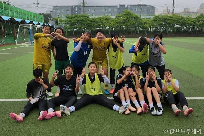 제주서중 여자축구부. 우중 훈련을 마친 뒤 단체 사진을 찍자고 하자 금세 대형을 만들었다. /사진=김미루 기자.