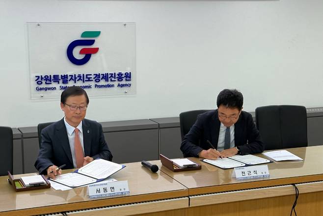 업무협약 문서에 서명 중인 전근식 한국시멘트협회 회장(오른쪽)과 서동면 강원특별자치도경제진흥원장(왼쪽)./사진제공=한국시멘트협회