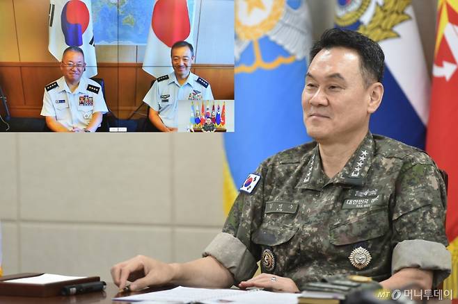 김명수 합동참모본부 의장(대장)이 29일 오전 이·취임이 예정된 요시다 요시히데 일본 통합막료장(왼쪽)과 우치쿠라 히로아키 통합막료장 내정자(오른쪽)와 공조통화를 하고 있다. 일본 통합막료장은 오는 8월 1일부로 교체될 예정이다. / 사진=합동참모본부