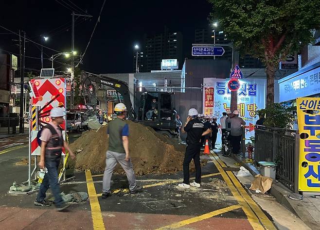 지난 23일 오후 서울 동대문구의 한 공사장에서 지반 침하가 발생해 동대문구와 소방, 경찰 등이 상황을 정리하고 있다. /사진=뉴스1