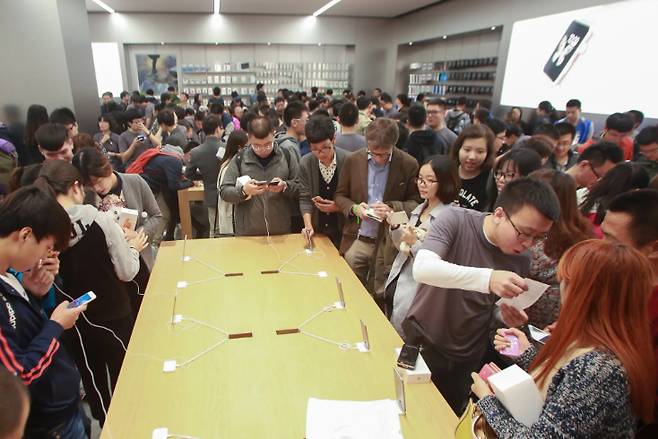 2015년 오픈 당시의 중국 다롄시 파트랜드 몰 애플 매장 모습. 해당 매장은 8월9일 폐쇄된다. /로이터=뉴스1