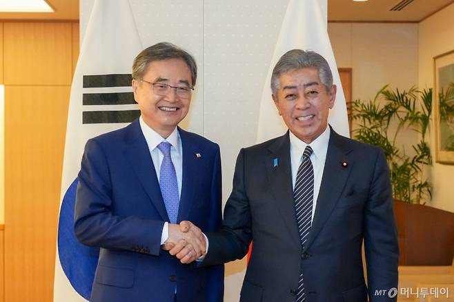 (서울=뉴스1) = 조현 외교부장관이 29일(현지시간) 일본 도쿄 외무성에서 열린 한일 외교장관 회담 전 이와야 다케시 일본 외무상과 악수를 나누고 있다. (외교부 제공. 재판매 및 DB 금지)  2025.7.29/뉴스1  Copyright (C) 뉴스1. All rights reserved. 무단 전재 및 재배포,  AI학습 이용 금지.