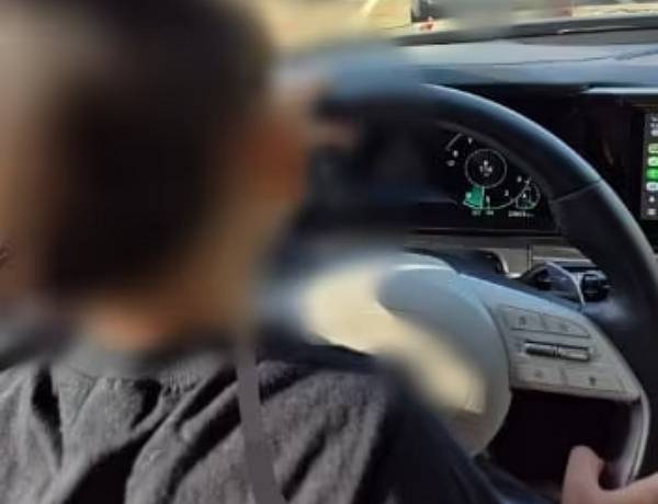 어린 아이를 운전석에 앉힌 엄마가 논란이다. 사진은 운전석에 앉은 아이의 모습. /사진=온라인 커뮤니티 캡처