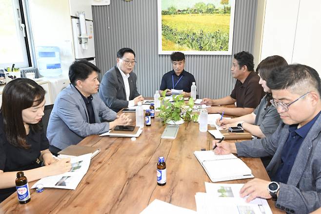 강수현 양주시장(왼쪽으로부터 3번째)이 지난 23일 은현면에 소재한 가구전문 제조기업 우드그린을 방문해 기업애로 현장을 둘러보고 간담회를 열고 애로사항을 청취하고 있다. /사진제공=양주시