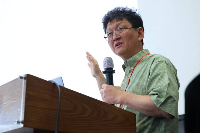 김민형 교수가 지난 25일 웅진수학영재들을 위해 특강을 하고 있다. 웅진재단 제공
