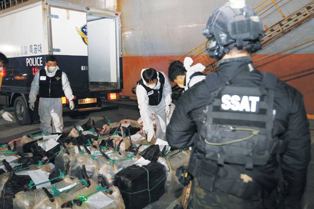 4월 적발된 ‘마약선박’　  : 강릉시 옥계항 마약류 밀반입 사건을 수사 중인 합동수사본부가 지난 4월 옥계항에 입항해 정박 중인 선박에서 코카인 의심 물질을 압수하고 있다.   뉴시스