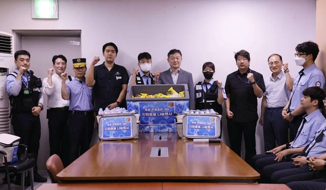 서울교통공사가 29일 폭염·온열질환 대비 지원물품 나눔 행사를 가지고 있다. 서울교통공사 제공
