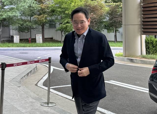 이재용 삼성전자 회장이 29일 서울 강서구 서울김포비즈니스항공센터(SGBAC)를 통해 워싱턴으로 출국하고 있다. 연합뉴스