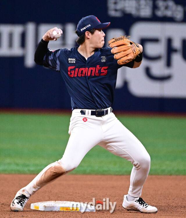 2025년 7월 23일 오후 서울 고척스카이돔에서 열린 '2025 신한 SOL뱅크 KBO 리그' 롯데 자이언츠와 키움 히어로즈의 경기. 롯데 2루수 고승민이 1회말 2사 2루서 키움 최주환의 타구를 처리하고 있다./마이데일리