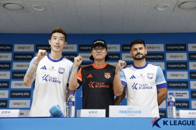 왼쪽부터 조현우, 김판곤 감독, 세징야./한국프로축구연맹