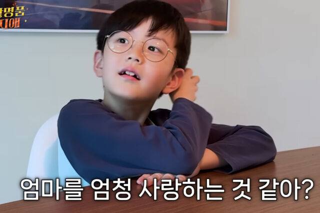 문지애와 전종환의 아들이 공개된 가운데 잘생긴 외모가 눈길을 끌고 있다. / 유튜브 '생활명품 문지애'