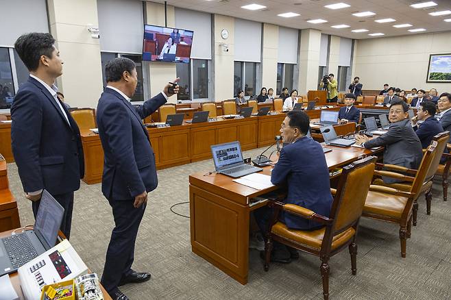 국회 환경노동위원회 국민의힘 의원들이 28일 윤석열 전 대통령이 거부권(재의요구권)을 행사했던 ‘노란봉투법’(노조법 2·3조 개정안)이 국회 환경노동위원회에 상정되자 강한 유감을 표현한 뒤 회의장에서 퇴장하다 진보당 정혜경 의원과 설전을 벌이고 있다. [연합]