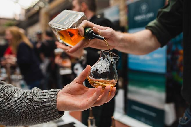 남극을 마주보는 남쪽 섬지역 태즈마니아의 위스키