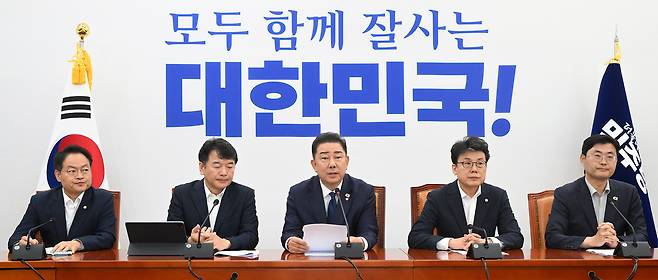 김병기 더불어민주당 대표 직무대행 겸 원내대표가 29일 오전 서울 여의도 국회에서 열린 원내대책회의에 참석해 모두발언하고 있다. 이상섭 기자