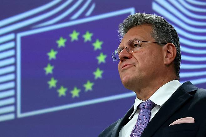 마로스 세프코비치 EU 집행위원이 28일(현지시간) 벨기에 브뤼셀에서 미국과 EU 철강 협상 관련 기자회견을 갖고 있다. [로이터]