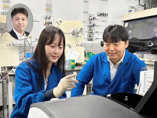 KAIST 생명과학공학과 이진우(원 안 사진) 교수, 박선혜(왼쪽)·최대은 박사과정생 [KAIST 제공]