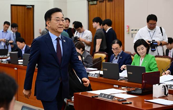 김윤덕 국토교통부 장관 후보자가 29일 오전 서울 여의도 국회 국토교통위원회에서 열린 인사청문회에 참석해 자리로 이동하고 있다.  이상섭 기자