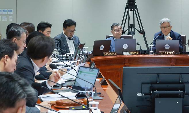 최동석 인사혁신처장이 29일 서울 용산 대통령실 청사에서 이재명 대통령 주재로 열린 국무회의에서 중대재해 근절대책 토론을 하며 발언하고 있다. [연합]