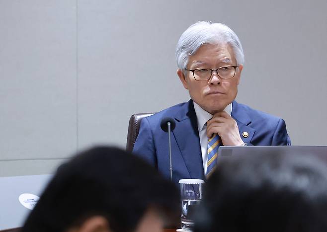 최동석 인사혁신처장이 29일 서울 용산 대통령실 청사에서 이재명 대통령 주재로 열린 국무회의에 참석하고 있다. [연합]