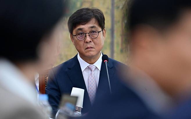 최휘영 문화체육관광부 장관 후보자가 29일 오전 서울 여의도 국회 문화체육관광위원회에서 열린 인사청문회에서 의원들의 질의를 듣고 있다.  이상섭 기자