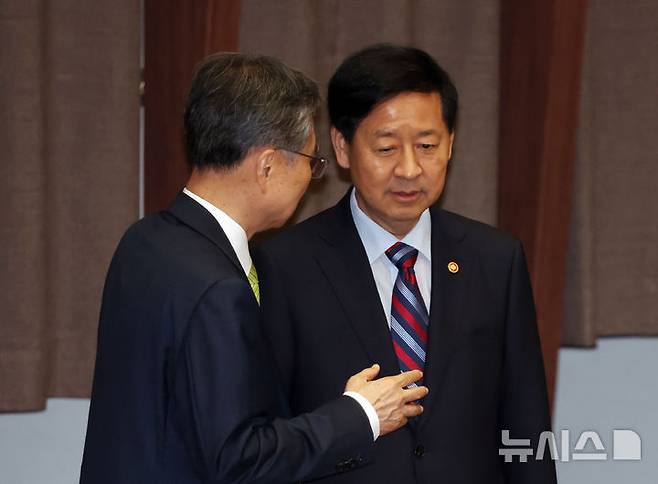 [서울=뉴시스] 고승민 기자 = 구윤철 경제부총리 겸 기획재정부 장관과 조현 외교부 장관이 23일 서울 여의도 국회에서 열린 제427회 국회(임시회) 제2차 본회의에서 대화하고 있다. 2025.07.23. kkssmm99@newsis.com