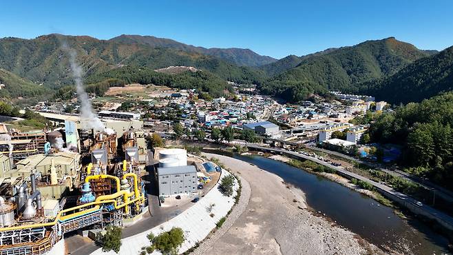 [봉화=뉴시스] 영풍 석포제련소와 석포 마을 모습. (사진=영풍) 2025.07.28 photo@newsis.com *재판매 및 DB 금지 *재판매 및 DB 금지
