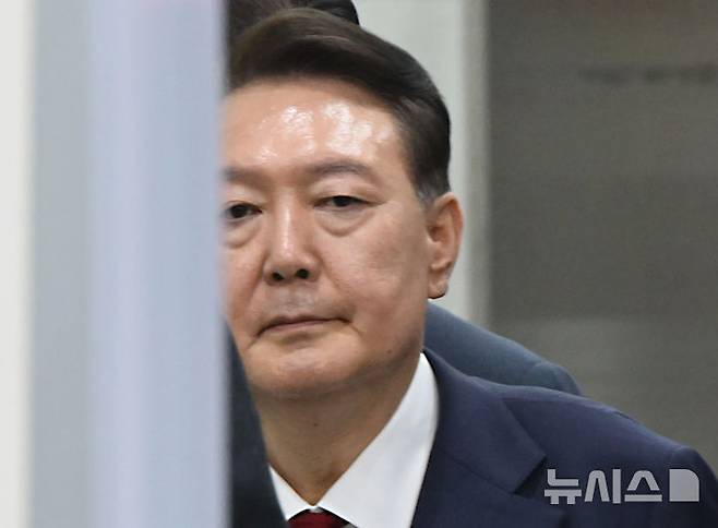 [서울=뉴시스] 사진공동취재단 = 윤석열 전 대통령이 29일 김건희 특검팀(특별검사 민중기)의 소환 요구에도 사무실에 모습을 드러내지 않았다. 특검은 그가 소환에 불응한 것으로 간주하기로 했다. 사진은 지난 9일 서울 서초구 서울중앙지법에서 열린 직권남용 등 혐의 영장실질심사(구속 전 피의자 심문)를 마친 뒤 대기 장소인 서울구치소로 이동하기 위해 법원을 나서는 윤 전 대통령의 모습. 2025.07.29. photo@newsis.com