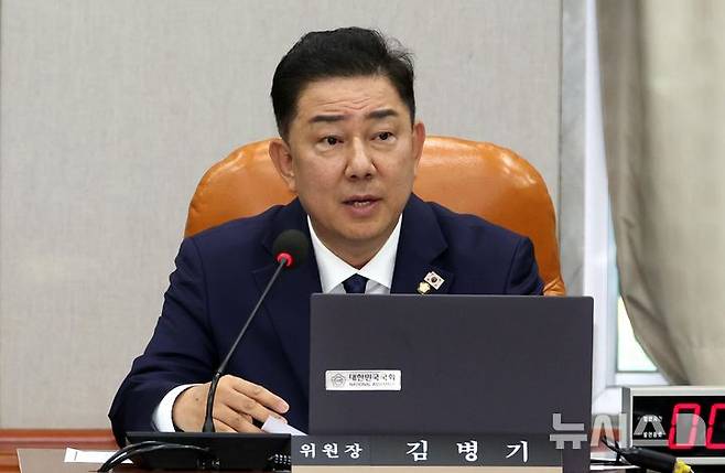 [서울=뉴시스] 조성봉 기자 = 김병기 국회 운영위원장이 10일 오후 서울 여의도 국회에서 열린 운영위원회 전체회의에서 발언을 하고 있다. 2025. 07.10. suncho21@newsis.com