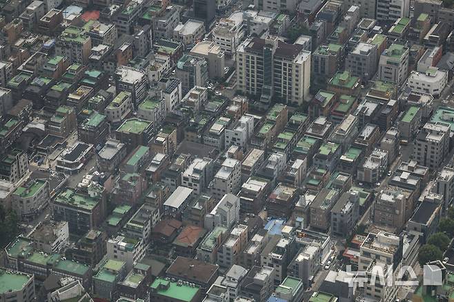 [서울=뉴시스] 김근수 기자 = 6일 서울 송파구의 롯데월드타워 스카이라운지에서 다가구·다세대·연립주택이 보이고 있다. 2025.07.06. ks@newsis.com