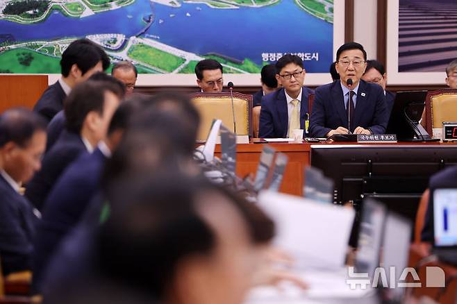 [서울=뉴시스] 김명년 기자 = 김윤덕 국토교통부 장관 후보자가 29일 오전 서울 여의도 국회 국토교통위원회에서 열린 인사청문회에서 의원 질의에 답하고 있다. 2025.07.29. kmn@newsis.com