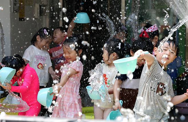 [광주=뉴시스]  광주 북구청직장어린이집 앞마당에서 아이들이 물놀이를 하며 더위를 식히고 있다.(사진 = 광주 북구 제공) 2025.07.07. photo@newsis.com *재판매 및 DB 금지
