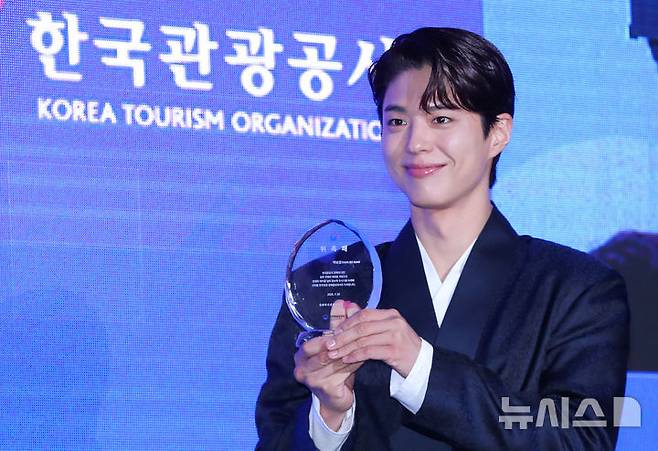 [서울=뉴시스] 김혜진 기자 = 29일 오전 서울 강남구 SJ쿤스트할레에서 열린 2025 한국 관광 명예홍보대사 위촉식에서 배우 박보검이 기념촬영을 하고 있다. 2025.07.29. jini@newsis.com