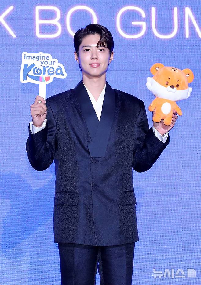 [서울=뉴시스] 김혜진 기자 = 배우 박보검이 29일 오전 서울 강남구 SJ쿤스트할레에서 열린 2025 한국관광명예홍보대사 위촉식에서 기념촬영을 하고 있다. 2025.07.29. jini@newsis.com