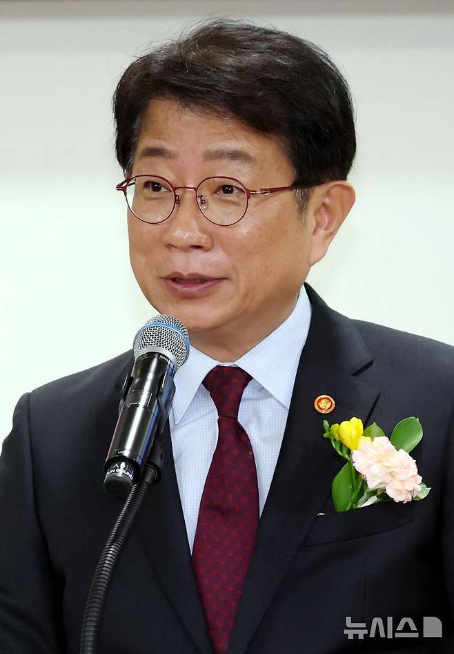 [서울=뉴시스] 조성봉 기자= 박상우 국토교통부 장관이 8일 오후 서울 여의도 국회 의원회관 소회의실에서 열린 교통안전 비전제로 선포식에서 축사를 하고 있다. 2025.04.08. suncho21@newsis.com