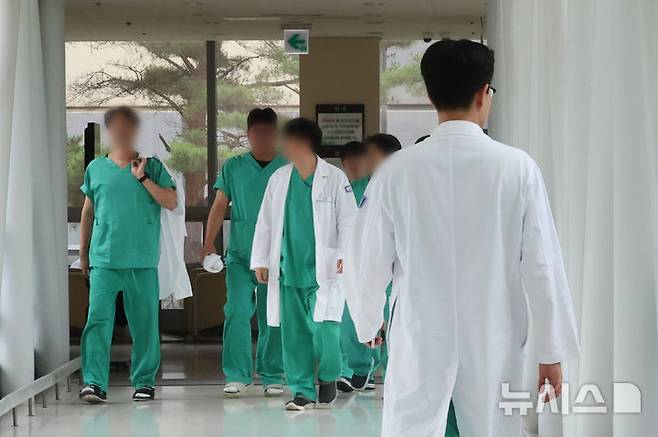 [서울=뉴시스] 권창회 기자 = 의료진들이 이동하고 있다. . 2025.06.25. kch0523@newsis.com
