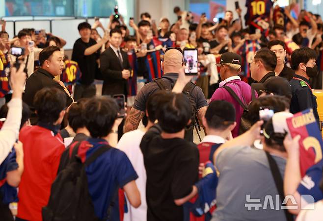 [인천공항=뉴시스] 이영환 기자 =  FC 바르셀로나 라민 야말이 29일 오후 인천국제공항 제2여객터미널을 통해 입국하고 있다.FC 바르셀로나는 31일 FC 서울, 다음달 4일 대구FC와 경기를 치른다. 2025.07.29. 20hwan@newsis.com
