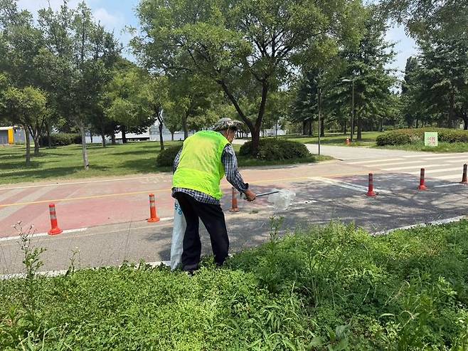 [서울=뉴시스]성예진 인턴기자=환경팀에서 공공근로를 하고 계시는 도재수(78)는 더위에도 사람들이 흘리고 간 쓰레기를 줍기 위해 일하고 있다. 보따리에는 페트병, 비닐봉지, 휴지 등이 담겨 있다. 2025.07.28 photo@newsis.com *재판매 및 DB 금지