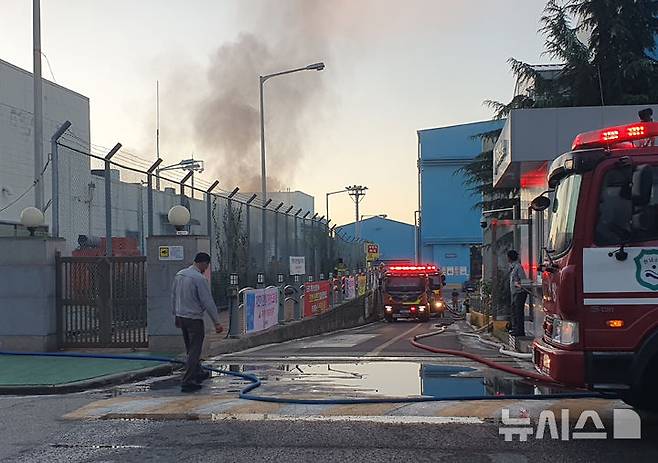 [영암=뉴시스] 박상수 기자 = 29일 오전 화재가 발생한 전남 영암군 대불일반산업단지 HD현대삼호 내 1호사 변전소에서 연기가 나고 있다. HD현대삼호 변전소에서는 전날 28일 오후 11시22분께 화재가 발생, 소방당국이 진화 작업을 벌이고 있다. 2025.07.29. parkss@newsis.com