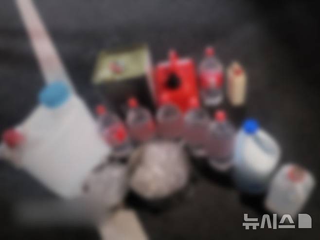 [인천=뉴시스] 지난 20일 인천 연수구 송도동 한 아파트에서 사제총기로 아들을 살해한 혐의를 받는 60대 남성의 서울 도봉구 자택에서 발견된 폭발물. (사진=인천경찰청 제공) 2025.07.21. photo@newsis.com