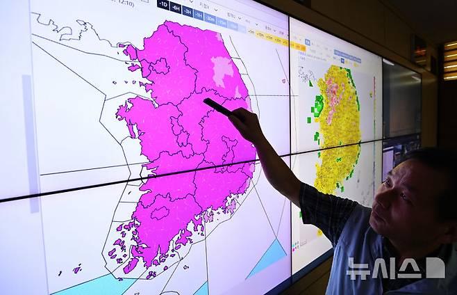 [수원=뉴시스] 김종택 기자 = 전국 대부분지역에 폭염경보가 발효되는 등 불볕더위가 이어지고 있는 29일 경기 수원시 수도권기상청에서 예보관이 폭염 상황을 모니터링 하고 있다.  내륙에서 폭염특보가 내려지지 않은 유일한 지역이었던 강원 태백에 이날 오전 10시를 기해 폭염주의보가 발령됐다. 2025.07.29. jtk@newsis.com