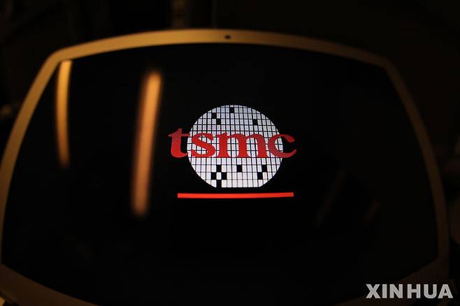 [런던=신화/뉴시스] ﻿﻿미국 반도체 기업 엔디비아가 대만의 파운드리(반도체 위탁생산) TSMC에 중국 수출용 H20 칩 30만개를 신규 주문한 것으로 전해졌다. TSMC 로고. 2025.07.29