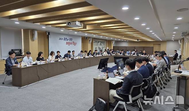 [창원=뉴시스]29일 오후 경남도청 도정회의실에서 '우주항공복합도시 건설 종합추진단 5차 회의'가 열리고 있다.(사진=경남도 제공) 2025.07.29. photo@newsis.com
