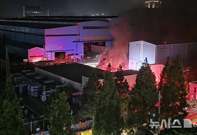 [영암=뉴시스] 지난 28일 오후 11시22분께 전남 영암군 대불일반산업단지 HD현대삼호 내 1호사 변전소에서 불이 나 소방 당국이 진화 작업을 벌이고 있다. 이 불로 인명피해는 없는 것으로 파악됐지만 전력 공급이 끊겨 당분간 조업 차질도 예상된다. (사진 = 독자 제공) 2025.07.29. photo@newsis.com